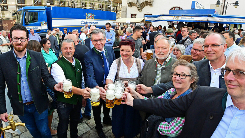 Bürgermeisterin Eva Bönig (Mitte) und ihr Kollege Hans Hölzl (5. v. l.) stießen mit den Ehrengästen auf eine fröhliche 90. Freisinger Wiesn an.
