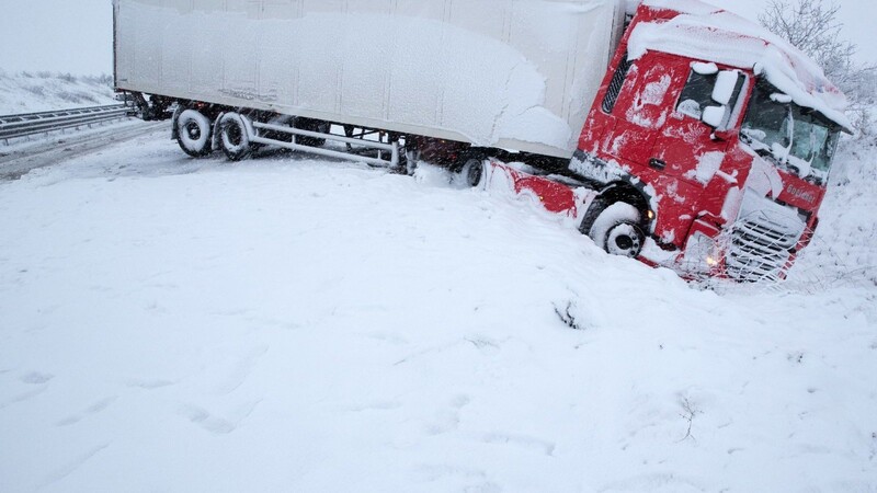 Der Winter hat Bayern fest im Griff. Das hat von Mittwoch auf Donnerstag wieder zu vielen Unfällen geführt.(Symbolbild)