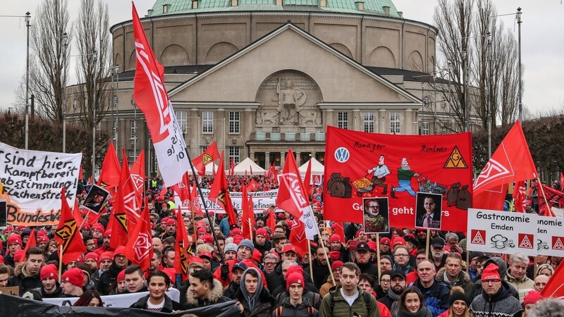 Demonstration von VW-Mitarbeitern vor Beginn der Haustarifverhandlungen bei Volkswagen.