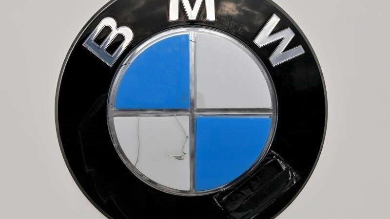 Das BMW-Logo vor der Konzernzentrale in der bayerischen Landeshauptstadt.