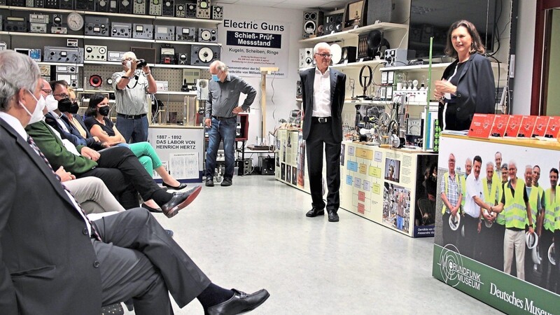 Museumschef Michael Heller (Zweiter von rechts) zeigte Landtagspräsidentin Ilse Aigner (rechts) sowie den weiteren Gästen das Chamer Rundfunkmuseum.