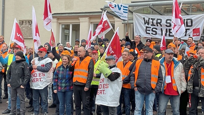 Die Gewerkschaften Verdi und EVG zeigen sich geeint und kampfeslustig. Etwa 300 Mitglieder versammelten sich am Gewerkschaftshaus.