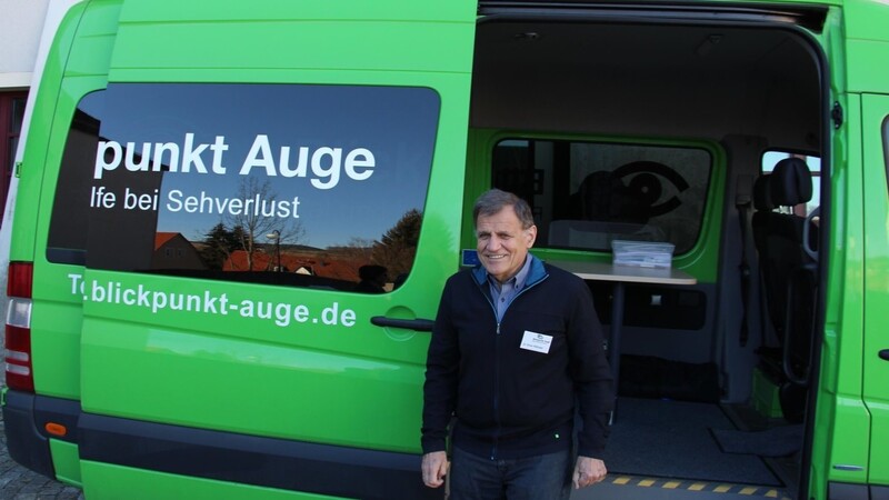 Elmar Kißlinger vor dem grünen Beratungsmobil, das am Mittwoch beim Rathaus in Viechtach war.
