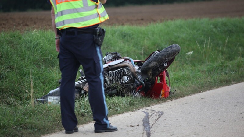 Tragischer Unfall bei Weihmichl am Donnerstagnachmittag: Ein Motorradfahrer ist verstorben.