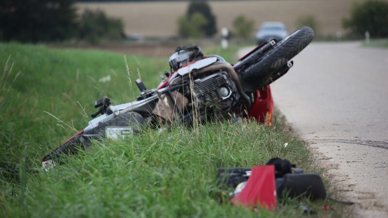 Tragischer Unfall bei Weihmichl am Donnerstagnachmittag: Ein Motorradfahrer ist verstorben.