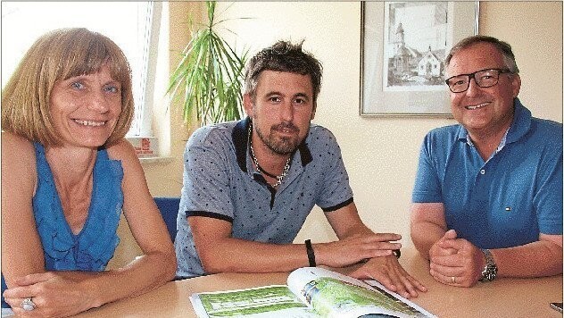 Manuela Amann unterstützt das Investorenduo Matthias Altmann (Mitte) und Max Schierer beim Vertrieb der Wohnungen.