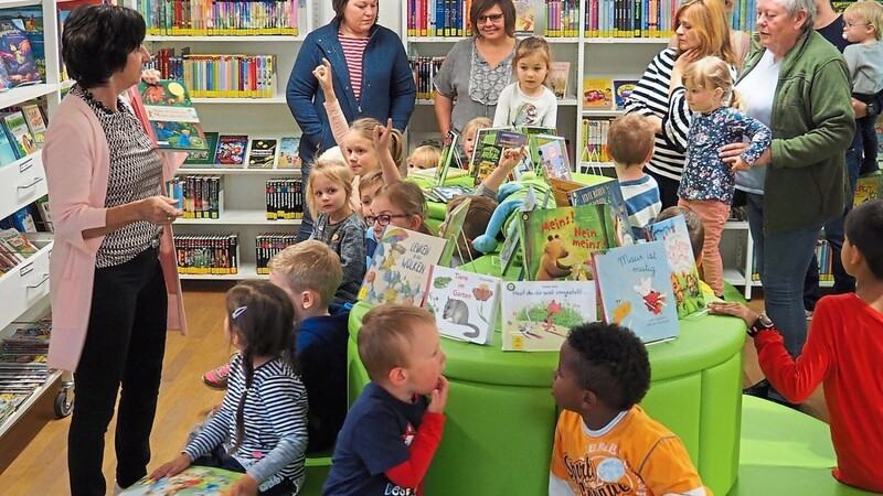 Büchereileiterin Christa Blüml (links) führte die Kinder und ihre Eltern durch die Marktbücherei.