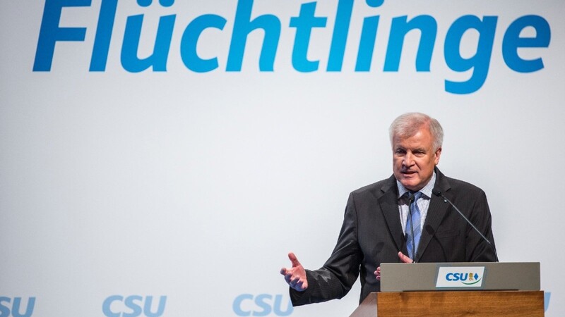 Horst Seehofer (CSU) hat mit seiner Forderung nach einem Schwenk in der Flüchtlingspolitik bei der Kanzlerin kein Gehör gefunden.