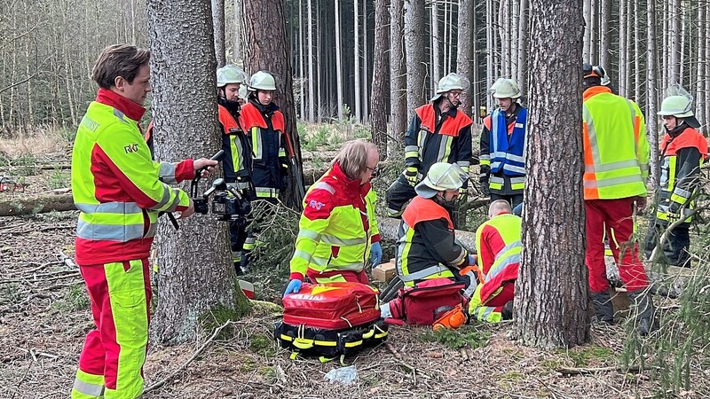 Bei der ersten Übung eilten Feuerwehr und RKT einem Waldarbeiter zu Hilfe, der von einem Baum eingeklemmt war.