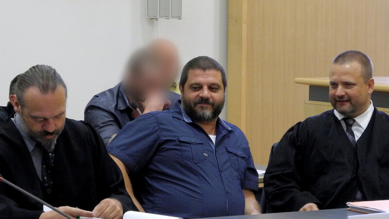 Sascha Roßmüller zwischen seinen Rechtsanwälten. Mehr als viereinhalb Jahre nach einer Messerstecherei zwischen zwei verfeindeten Rockergruppen müssen sich fünf Männer vor dem Landgericht verantworten.