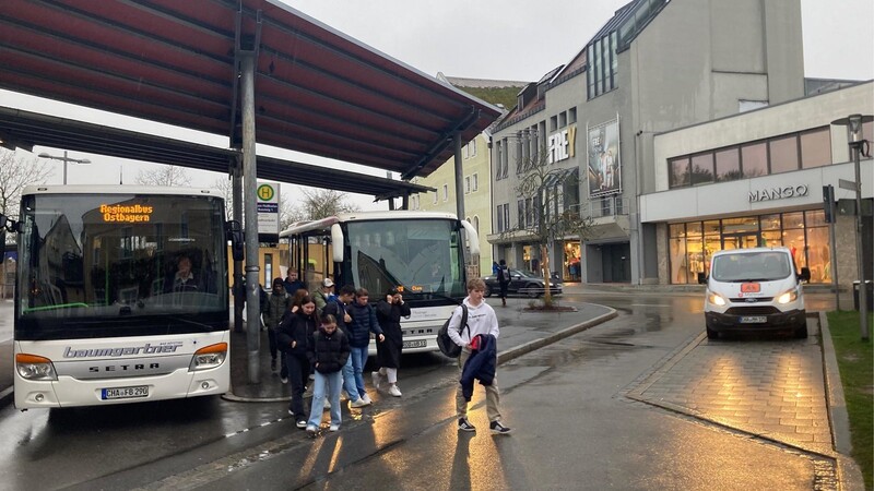 Alltag auf dem Busbahnhof: Die Schulbusse treffen auch an diesem Montag ein.  Fotos: