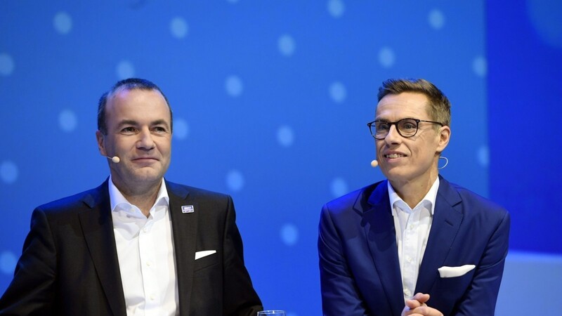 Manfred Weber (l.) und Alexander Stubb sprechen auf dem Kongress der Europäischen Volkspartei.