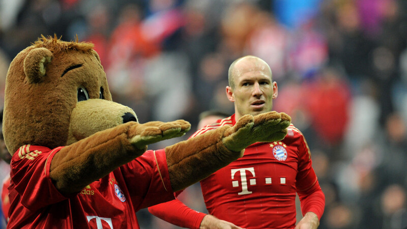 Das Maskottchen der Bayern ist Berni. Hier ist er mit Mittelfeldspieler Arjen Robben im Bild.