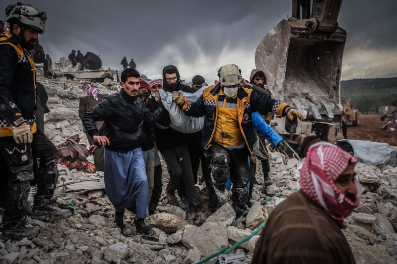 Zivilisten und Mitglieder des syrischen Zivilschutzes bergen in Harem in der Region Idlib ein Erdbebenopfer. 