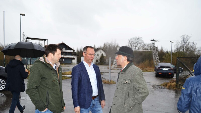Johannes Rauchenecker (Grundstücksbesitzer), Bernhard Muggenthaler (Geschäftsführer Trans MF) und Wirtschaftsminister Hubert Aiwanger im Gespräch über eine mögliche Wasserstofftankstelle.