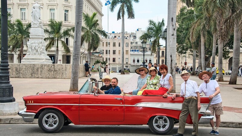 Für Theo, Moderator Steven Gätjen, Gisela, Ruth, Marianne, Ernst und Nauke (von links) geht es zuerst nach Kuba.
