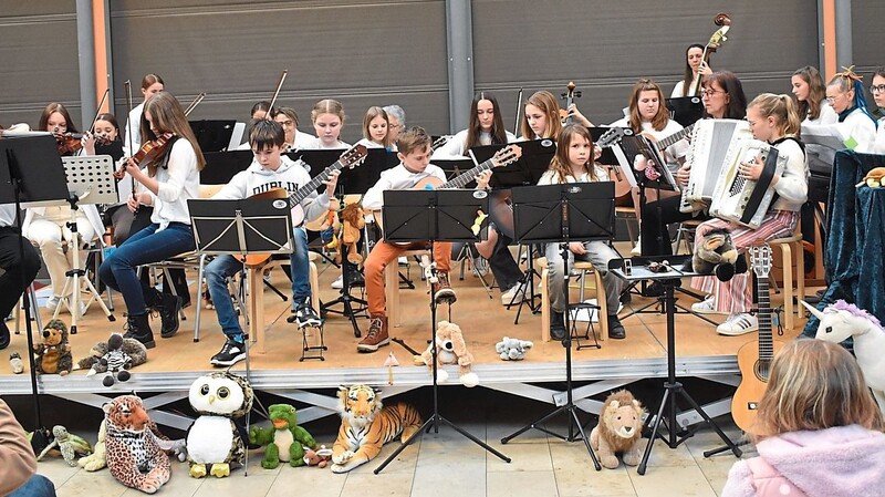 Das Orchester bestand aus Kindern und Jugendlichen der Musikwerkstatt und ihren Lehrkräften.