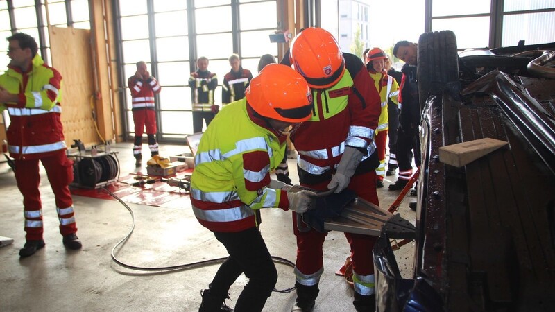Beim "TraumaTag 2017" in Lappersdorf trainierten die Rettungskräfte am Samstag für den Ernstfall.