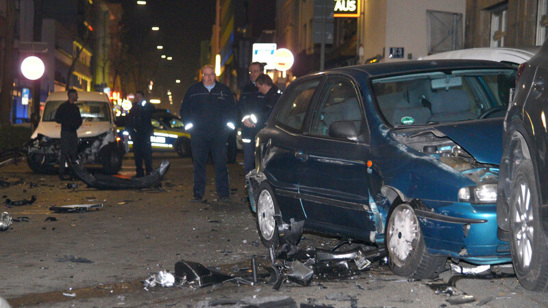 Beschädigte Fahrzeuge stehen am 28.01.2017 in Mannheim (Baden-Württemberg). Ein sogenannter Autoposer hat bei einem Unfall in der Innenstadt seinen Sportwagen und weitere Autos beschädigt