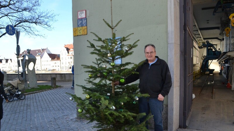 Gerhard Maier, Mitarbeiter des Maxwehr, mit dem Baum aus der Isar.