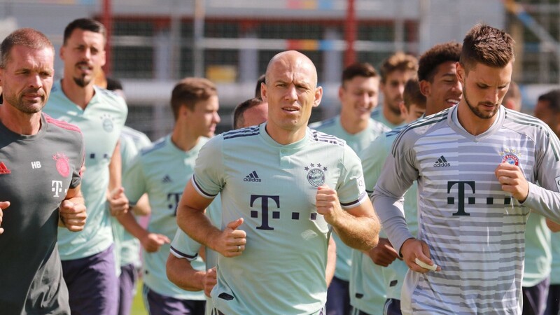 Arjen Robben und der FC Bayern München stellen im Training das neue FC Bayern-Auswärtstrikot vor.