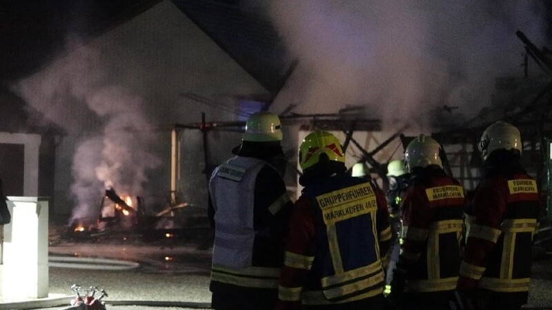 In Frontenhausen sind in der Nacht auf Dienstag zwei Scheunen komplett abgebrannt. Die Feuerwehr war mit einem Großaufgebot im Einsatz.