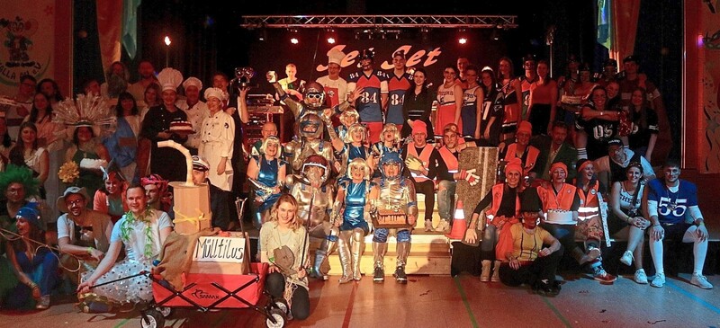 Die sieben Gruppen, die bei der Maskenprämierung mit Preisen belohnt wurden - in der Mitte die erstplatzierten Roboter. 
