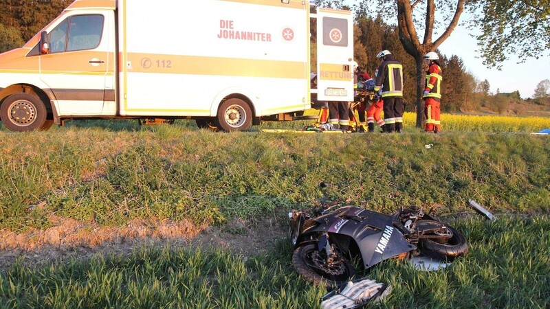 Der Motorradfahrer touchierte einen Baum und schlitterte meterweit über die Straße, bevor er in einem Acker liegen blieb.