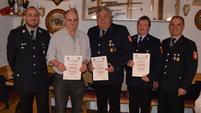 Für ihre langjährige Treue zum Feuerwehrverein wurden einige Mitglieder ausgezeichnet.