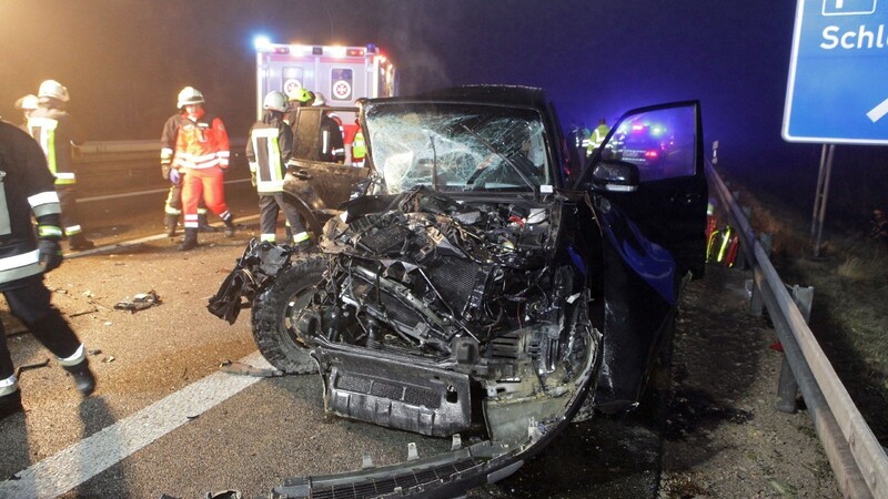 Für den 41-jährigen Beifahrer im gestohlenen Geländewagen endete sie tödlich: die Verfolgungsjagd in der Nacht zum Samstag auf der Autobahn A 93.