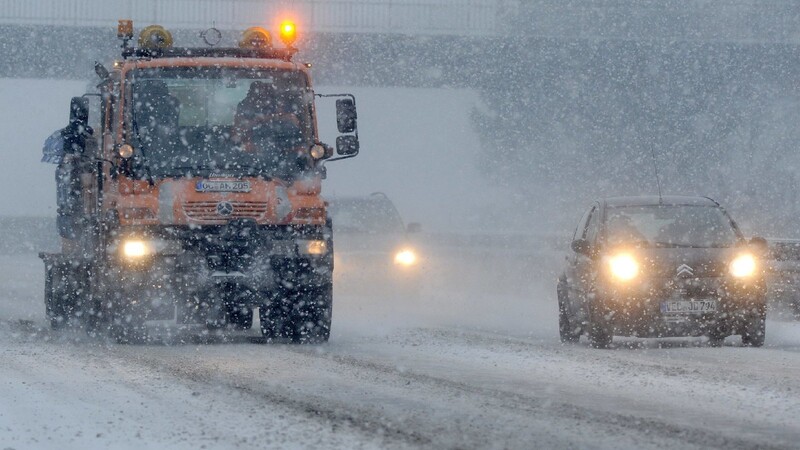 Der erste Schnee ist am Montag vielen Verkehrsteilnehmern zum Verhängnis geworden. (Symbolbild)