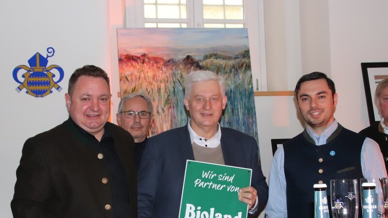 Freuen sich über das Bioland-Siegel für die Spitalbrauerei (v. l.): Wolfgang Lindner, Bürgermeister Jürgen Huber, Josef Wetzstein (Landesvorsitzender Bioland) und Spital-Braumeister Anton Miller.