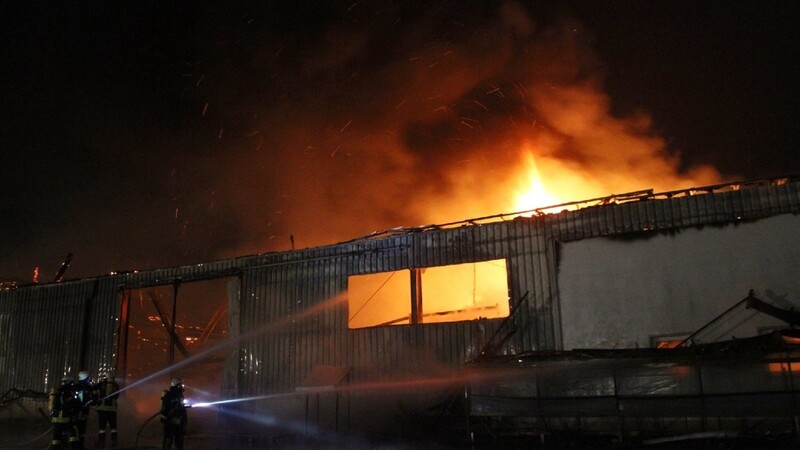 In Niederharthausen ist in der Nacht auf Mittwoch die Lagerhalle eines landwirtschaftlichen Anwesens in Flammen aufgegangen. Über 250 Einsatzkräfte der Feuerwehr bekämpften die Flammen bis in die frühen Morgenstunden.