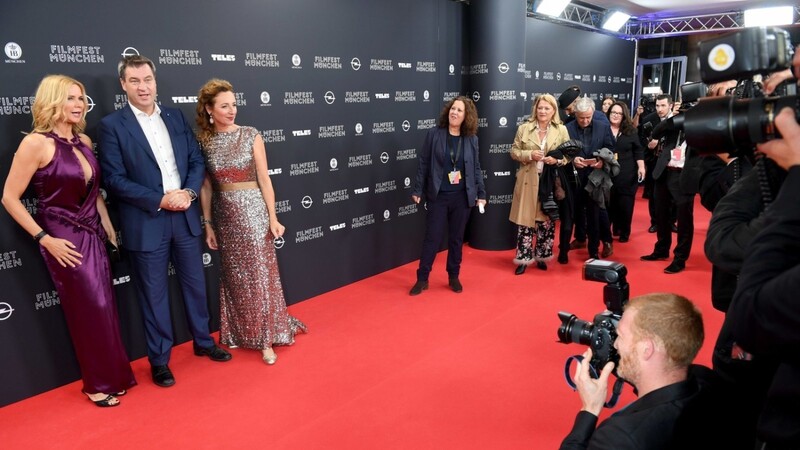 Das Filmfest in seiner klassischen Form: Markus Söder mit Veronika Ferres, (li.) und Filmfest-Chefin Diana Iljine auf dem roten Teppich.