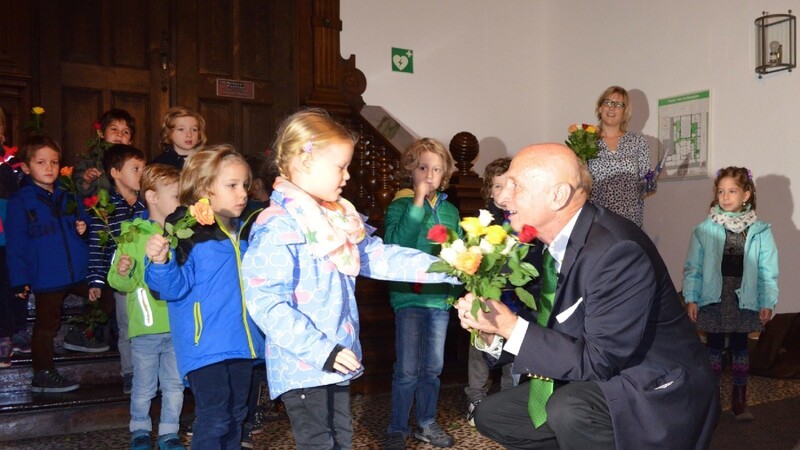 Mit einem selbstgedichteten Geburtstagsständchen haben die Vorschulkinder des Kindergartens am Brauneckweg Oberbürgermeister Hans Rampf zu seinem 68. Geburtstag eine Riesenfreude bereitet.