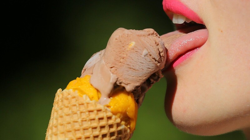 Abkühlung in ihrer schmackhaften Form: Eine Frau lässt sich ein Eis schmecken.
