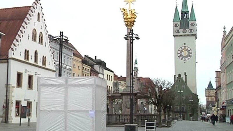 Seit über einer Woche steht das Pavillon-Modell auf dem Straubinger Stadtplatz und sorgt für teils kontroverse Diskussionen.