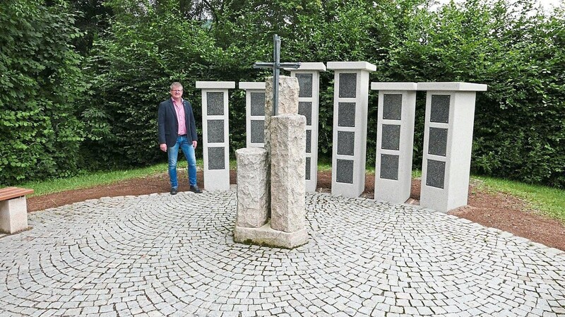 Bestattungen finden mehr und mehr in den Urnenstelen statt während viele Gräber aufgelöst werden (Bürgermeister Niedermayer bei den 2021 neu aufgestellten Stelen im Rimbacher Friedhof).