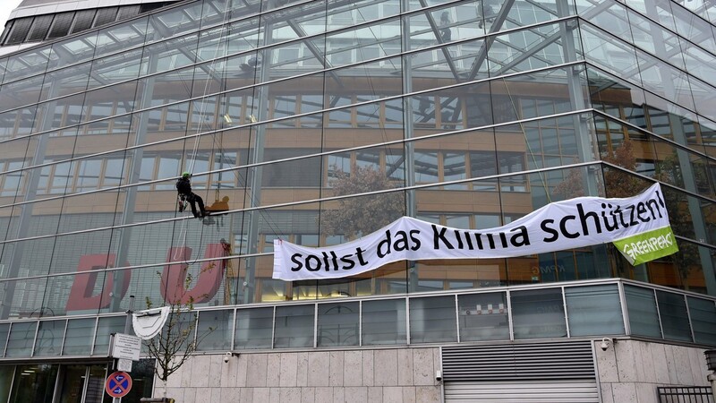 Der Schriftzug DU aus dem Parteiennamen CDU ist in der CDU-Bundesgeschäftsstelle, dem Konrad-Adenauer-Haus zu sehen. Greenpeace-Aktivisten haben zusätzlich mit einem Transparent den Slogan "DU sollst das Klima schützen", gebildet.