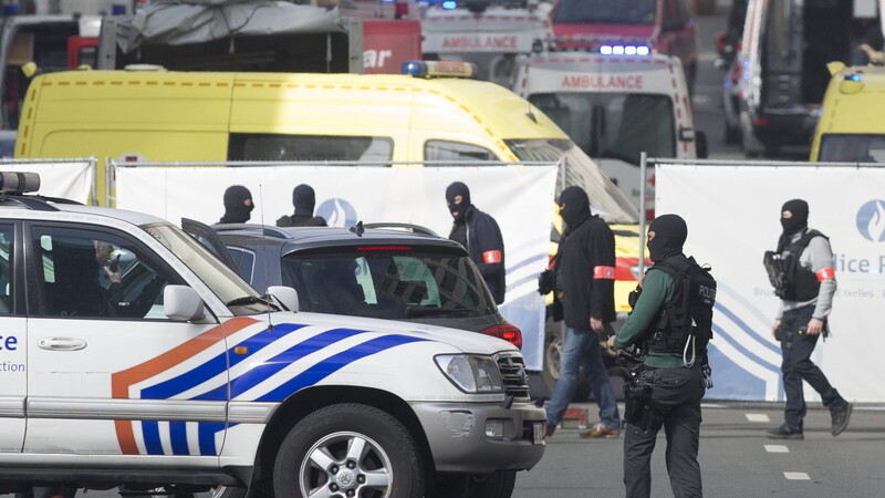 In Brüssel herrscht nach wie vor Ausnahmezustand, nachdem am Dienstagvormittag 3 Explosionen über 30 Tote forderen.