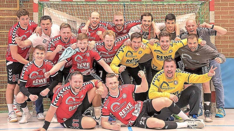 Die Mainburger Landesliga-Handballer mit Trainer Hadzidulbic und Abteilungsvize Möser jubelten nach dem überlegenen Sieg im letzten Saisonheimspiel gegen Roßtal.