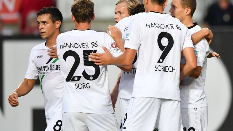 Bastian Maier (rechts) und seine neuen Teamkollegen jubeln über den deutlichen Auftaktsieg gegen den 1. FC Kaiserslautern.