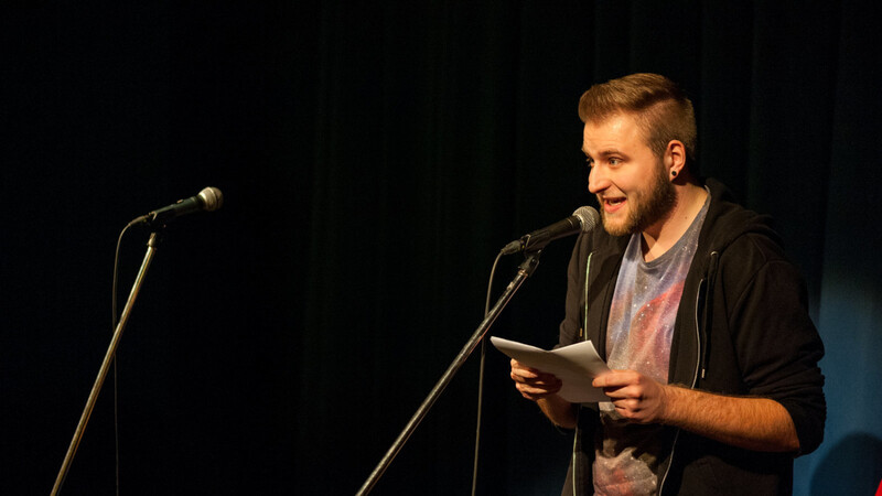 Redakteur David Voltz ist bei einem Poetry Slam angetreten. (Foto: Susanne Raith)