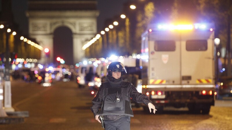 Ein Polizist sichert am Abend des 20.04.2017 den Champs Elysees in Paris. Auf der Pariser Prachtstraße sind laut einem Medienbericht zwei Polizisten durch Schüsse verletzt worden. Einer der Polizisten erlag seinen Verletzungen.