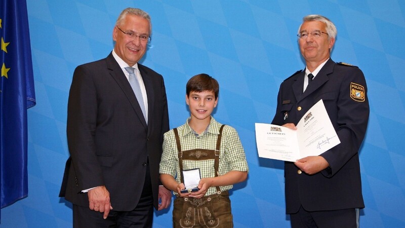 Innenminister Herrmann überreichte Felix Freundorfer zusammen mit Landespolizeipräsident Wilhelm Schmidbauer die Courage-Medaille.