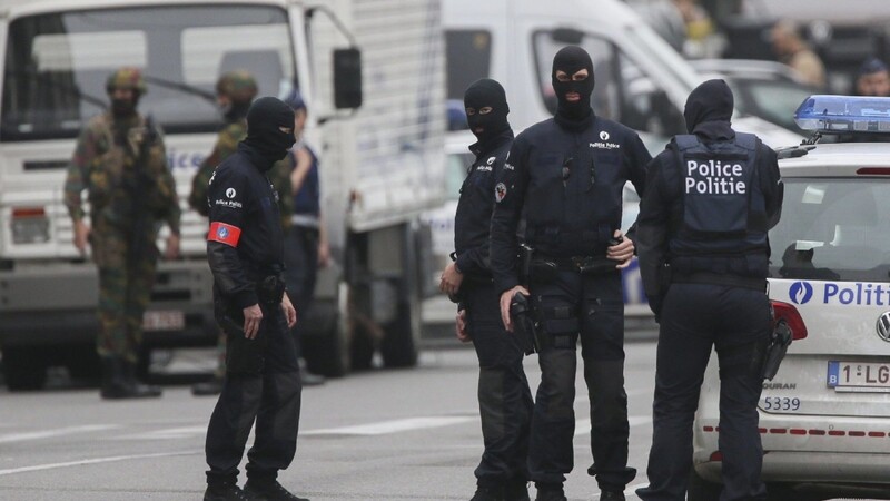 Bei einem Terroralarm in Brüssel ist am Dienstag eine verdächtige Person festgenommen worden.