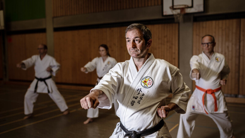 Horst Bresele im Training mit seinen Karateschülern. Bei den unzähligen Wiederholungen der Katas streben die Sportler nach Perfektion.