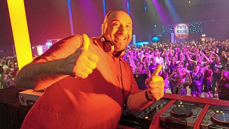DJ Tomix brachte vor allem mit viel Dance Floor aus den Neunzigern die Partymeute in der Main Area auf Touren.