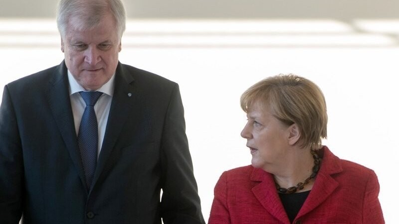 Bundeskanzlerin und CDU-Parteivorsitzende Angela Merkel und CSU-Vorsitzender Horst Seehofer, Ministerpräsident von Bayern, kommen am 03.11.2015 in Berlin zur Fraktionssitzung.