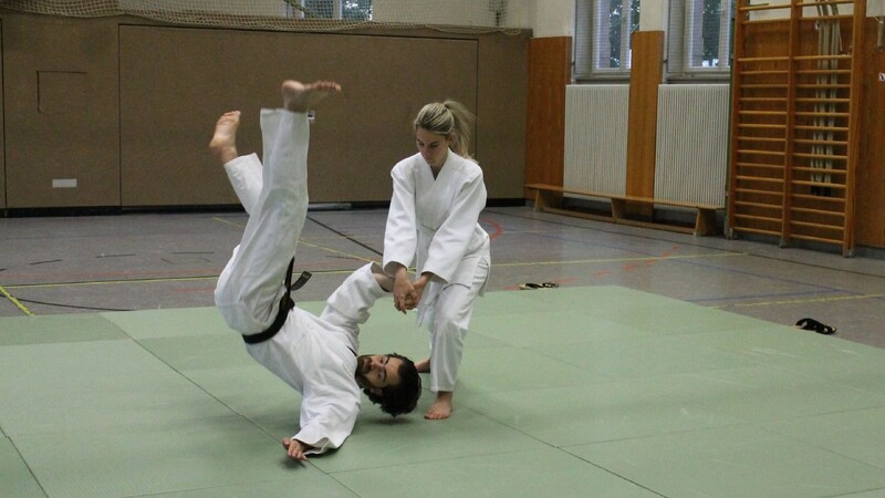 Den Gegner aus dem Gleichgewicht bringen ist das Ziel im Aikido. Mit der richtigen Technik braucht man dafür gar nicht so viel Kraft.